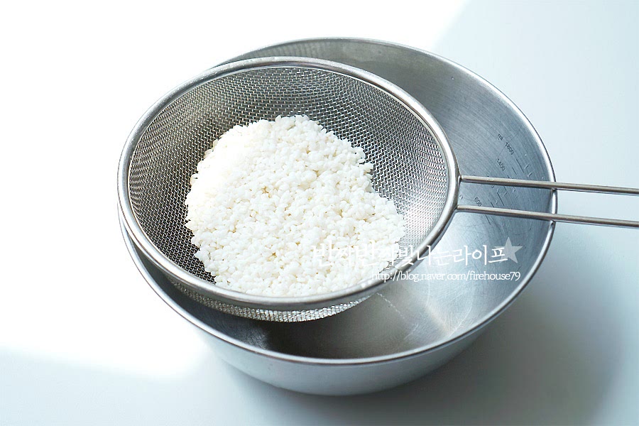나머지 생크림과 치즈 같은 재료는 리조또 만들기 기본 재료에요. 생각보다 집에서 만들어먹기에 어렵지않아서 종종 즐겨먹는답니다. 하나, 쌀은 한시간 정도 불린 뒤 채에 받쳐 물기를 제거해주세요.