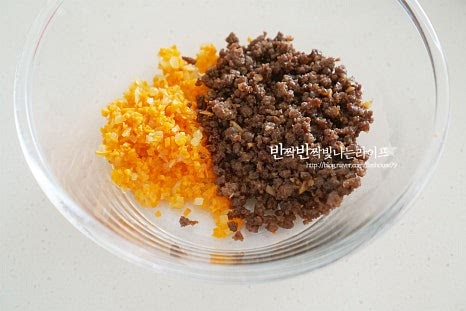 큼직한 크기의 볼에 볶은 소고기와 채소, 밥을 넣어줍니다. 초밥소스를 적당량 넣어줍니다, 재료에 간이 되어있어 1개를 다 넣지 않고 1/2 정도 넣어 간을 맞추어주었습니다. 밥과 재료가 골고루 어우러지도록 섞어줍니다. 가운데 부분을 열고 밥을 채워 넣어줍니다. 찢어지지 않게 모양을 잡아가며 넣어주세요. 모서리 부분까지 채워질 수 있도록 조금씩 넣어가며 모양내어 마무리합니다.