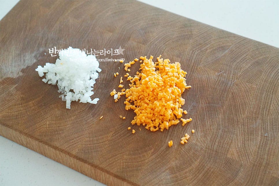 당근과 양파를 준비한 뒤 잘게 다져 썰었습니다. 재료들과 섞이기 쉽고 아이들이 먹기 좋게 작게 썰었는데요. 대파, 파프리카, 애호박 등 냉장고 속 자투리 채소를 활용해 만들면 더욱 좋습니다.