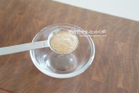 매콤하게 입맛 돋우는 맛으로 고춧가루 3½ 큰 술, 황설탕 1⅓ 큰 술 고추장 2/3 큰 술, 진간장 4 큰 술 간 마늘 2 큰 술, 후추 약간 물 1/2컵을 부어줍니다. 재료가 서로 어우러지도록 잘 풀어 섞어줍니다. 물이 들어가서 고춧가루도 잘 풀어진답니다. 입맛에 맞게 조미료를 더해주면 파는 맛에 가깝게 맛을 낼 수 있다고 합니다.