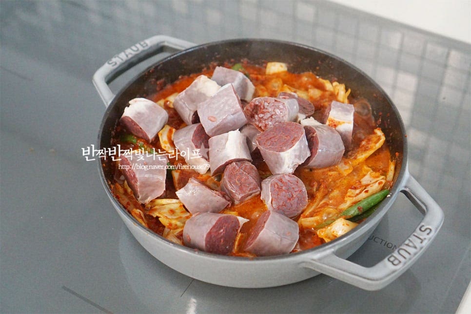 들깨가루가 풀어지면 순대를 넣고 양념이 자작하게 졸아들도록 볶아줍니다. 처음에는 자박자박하다가 수분이 날아가고 간이 배요. 자작하게 졸아들면 깻잎과 고추를 넣고 마무리해요. 깻잎은 넉넉하게 들어가면 들깨의 구수함과 풍미를 더욱 풍부하게 해줍니다. 조금 색다르게 맛보고 싶다면 치즈를 곁들여도 좋습니다. 탱탱한 순대 한점과 아삭한 야채 매콤하게 감싸는 양념장이 조화롭게 어우러져 풍부한 맛과 식감을 맛볼 수 있답니다. 영상도 같이 담았어요. 야채를 먼저 볶아 향을 올린 뒤 촉촉하게 양념장과 구수한 들깨가루를 넣고 순대가 터지지않고 쫄깃하게 볶아 완성합니다. 백종원 순대볶음 레시피로 매콤 쫄깃한 감칠맛을 요리해드세요. 끄읕 !