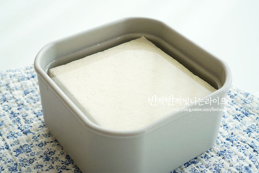 잘 부서지지 않는 단단한 부침용 두부는 물에 담궈 간수를 빼줍니다. 대파는 송송 썰어 준비해요. 넉넉하게 들어가야 맛이 더 좋더라고요. 양파는 얇게 슬라이스하여 줍니다. 홍고추도 잘게 송송 썰어요. 냉장고에 홍고추뿐이었는데 매콤한 청양고추를 넣어도 됩니다. 물기를 가볍게 털어낸 두부는 반으로 잘라 슬라이스해줍니다. 얇은 걸 좋아한다면 얇게, 두껍게 먹고 싶음 두껍게 취향에 따라 먹기 좋은 크기로 썰어줍니다. *얇을수록 양념이 더 잘 스며들어요. 물기를 제거하여 주기 위해 키친타월을 깔고 올려줍니다. 아주 약간의 소금, 후추로 밑간을 해주었어요.