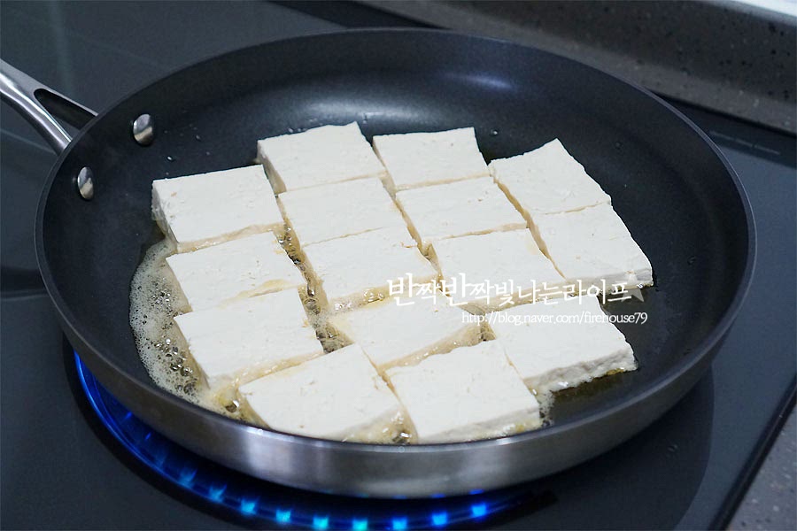 팬에 식용유와 들기름을 약간 두르고 두부를 구워줍니다. 식용유로만 굽는 것보다 들기름에 구워주면 재료의 고소한 맛이 더 좋아요. 앞뒤로 노릇하게 구워준 뒤 양파를 가장자리로 올려줍니다. *노릇하게 구울수록 양념이 더 잘 배어요. 만들어둔 양념 재료를 넣어주어 자작해질 정도로 끓여줍니다. 그릇에 담아준 뒤 통깨를 올려주어 마무리해요. 정말 간단하게 만들 수 있죠. 양념 재료 비율만 기억해두면 식사 준비 시간이 짧아진답니다. 레시피 영상도 같이 보시면 쉽게 따라 만드실 수 있어요. 겉은 바삭하면서도 속은 부드럽고 짭조름함과 고소함이 어우러져요. 신랑은 다른 반찬 없이 이것 하나만 있으면 밥 한 공기 뚝딱이랍니다. 두부조림 황금레시피 하나면 뚝딱 간단하고 맛있는 반찬을 만들 수 있어요. 건강도 챙기고 입맛도 챙기도 가성비까지 좋은 메뉴가 아닌가 싶어요. 들기름에 구워 고소함을 살려줍니다. 양념장을 만들어 구운두부 위에 올려 조려내어주면 되어 조리과정도 정말 간단해요. 오늘도 맛있게 만들어 드세요. 끄읕 ! 반찬뿐만 아니라 술안주로도 좋은 두부김치 만드는 법도 같이 참고해 주세요.