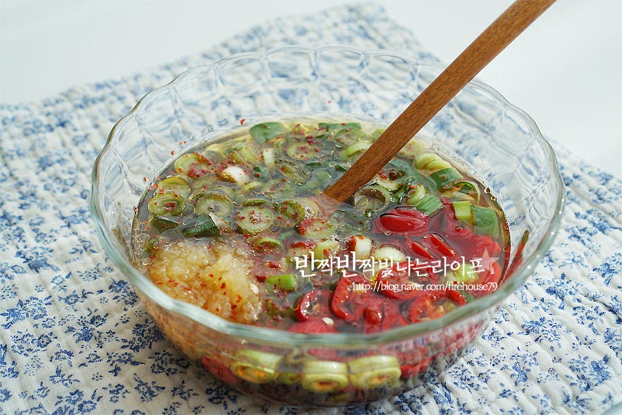 두부조림 양념장을 만들어요. 간장 4T, 고춧가루 1T 듬뿍 설탕 1T, 맛술 1T, 참기름 1T 다진 마늘 1/2T, 송송 썬 대파, 홍고추 다시마 멸치육수 100ml를 넣고 섞어줍니다. 육수로 조려주면 감칠맛이 더 깊지만 없다면 물을 넣어주심 되어요.