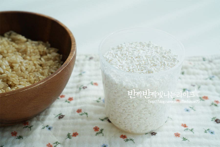 평소 좋아하는 식재료이기도 하고 식감이 있는 걸 좋아하는 편이라 쌀 또는 현미 1컵 : 곤약쌀 1컵 1:1 비율로 섞어서 밥을 짓고 있어요. 현미는 미리 불려두었어요. 백미나 현미, 잡곡과 달리 미리 불려둘 필요가 없기 때문에 체에 밭쳐 가볍게 세척하여 주었어요.