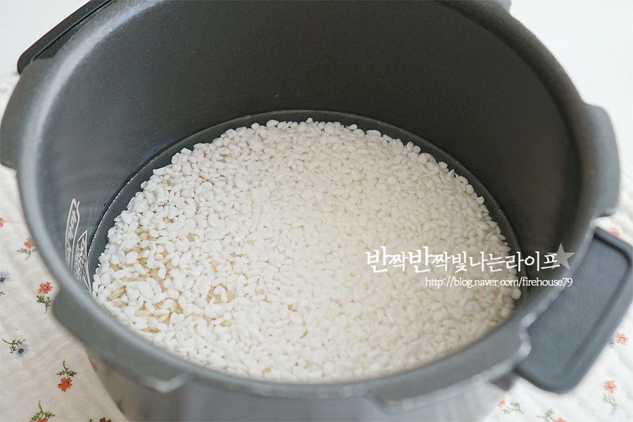 밥솥에 현미와 같이 넣은 뒤 물은 일반 현미밥을 지을 때와 같이 넣어줍니다. 백미 같은 경우 흰쌀밥을 지을 때와 같이 물의 양을 넣어주심 되고요. 수분을 많이 흡수하지 않기 때문에 밥 짓는 것과 같이 넣어줍니다. 곤약 특유의 향을 싫어하거나 냄새에 예민하신 분들은 맛술을 약간 넣고 밥을 지으면 냄새를 잡아줄 수 있어요. 전기밥솥 취사 버튼을 누르고 평소와 같이 밥을 하면 되어요. 현미곤약밥의 경우 현미밥 모드로, 백미로 짓는 경우 일반 백미 모드로 해요. 갓 지은 밥을 주걱으로 저어보니 생각보다 찰기가 있더라고요. 하얀 알갱이들이 익으면서 투명하게 변했어요. 처음 보았을 때는 정말 신기했어요. 곤약밥을 매끼 먹는 건 아니라 소분하여 밀폐용기에 담아두고 먹고 있어요. 소화되는 게 오래 걸린다고 해서 저녁보다는 아침이나 점심에 식단 조절을 위해 챙겨 먹고요. 장단점을 살펴보고 각자의 상황에 따라 챙겨드심 체중조절에 도움이 되지 않을까 싶어요. 처음 접해보신다면 영상 레시피를 같이 보시면 도움이 되실 거예요. 곤약밥 하는법 정말 간단하죠. 평소에 먹던 쌀과는 달라서 어떻게 하는 건지 싶었는데 불리지 않아도 되고, 물 조절도 똑같고 쉬웠어요. 참고로 보관을 할 때는 냉동실을 제외한 서늘한 상온에 두고 먹음 된다고 해요. 점심 식사로 가볍게 먹는 편인데 샐러드나 닭 가슴살 같은 걸 곁들여 먹어도 괜찮고, 투명한 알알이 씹히는 맛도 괜찮아요. 곤약밥 하는법 참고하셔서 저와 같이 다이어트음식으로 식단 조절할 때 칼로리가 낮고, 포만감이 높은 음식으로 드셔보셔도 좋을 것 같아요. 쌀과 비슷하면서도 씹히는 맛이 탱글하고 찰져요. 오래 씹으면 밥알과 어우러져 고소하기도 하고요. 맛있게 챙겨드세요. 끄읕 !
