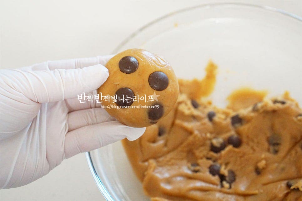 1시간 뒤 꺼내어보면 꾸덕꾸덕해져 있어요. 대략 50~60g으로 소분하여 둥글납작하게 모양내어줍니다. 손의 열기가 오래 닿으면 많이 퍼지기 쉬우니 빠르게 작업해 줍니다. 구워지면서 퍼지기 때문에 일정한 간격을 두고 올려줍니다. 대략 7개 만들어지는 양입니다. 크기에 따라 갯수는 달라질 수 있습니다. 180도로 예열한 오븐에 넣고 180도 10~12분 구워줍니다. 기기의 사양에 따라 온도와 시간은 조절해 주세요.