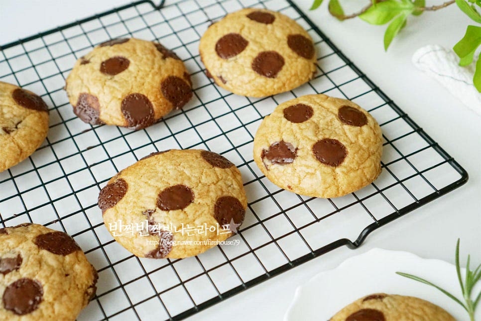 식힘망에 올려 식혀줍니다. 달콤 바삭하면서도 쫀득하고 촉촉한 초코칩쿠키 만들기 완성입니다. 영상도 같이 담았어요. 베이킹 과정에 맞게 순서대로 어가며 만들어 오븐에 구워줍니다. 녹인 버터의 온도와 재료들이 분리되지않도록 반죽을 만들면 수제로 맛있게 맛볼 수 있답니다. 달콤하고 진한 맛을 느낄 수 있는 쿠키만들기 집에서 간단한 레시피로 베이킹을 즐겨보세요. 끄읕 !
