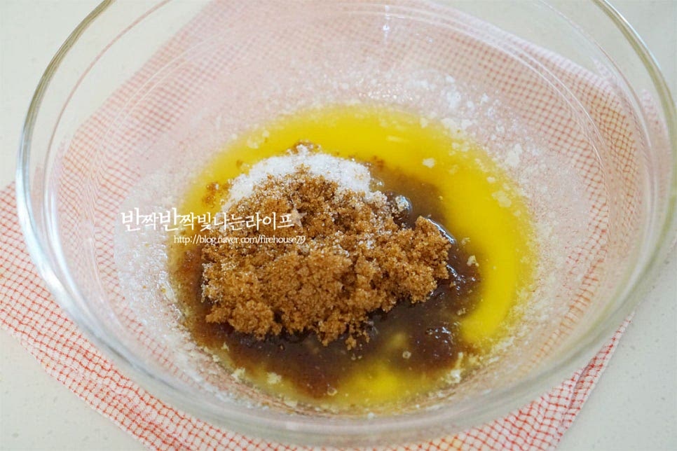 흑설탕 60g, 흰설탕 20g 소금 한 꼬집을 넣어줍니다. 거품기로 저어서 섞어줍니다. 설탕을 녹인다기보다 버터와 설탕이 겉돌지 않을 정도로 섞으면 됩니다.
