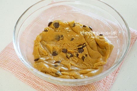 반죽을 볼 모양으로 넓게 펼친 뒤 랩을 씌워 냉장실에서 1시간 휴지합니다.