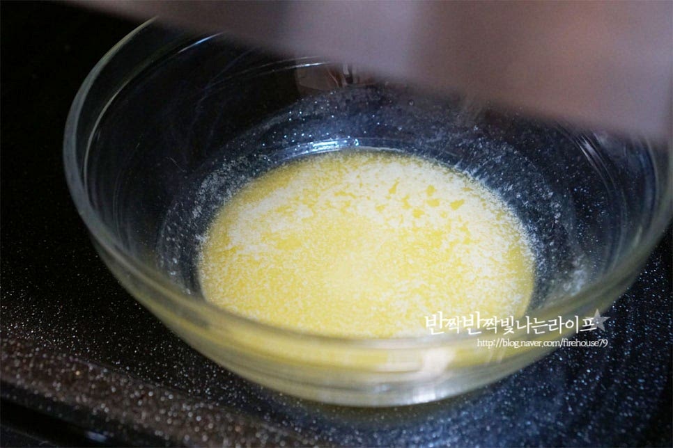 간단하게 만들기 위해 버터는 전자레인지로 녹여서 30~35도로 따뜻하게 준비해 줍니다. 한 번에 오래 데우면 버터가 터지면서 튀어 오를 수 있어 20초씩 끊어서 녹여주세요. 30도 정도로 따뜻하게 데워준 뒤 쿠키반죽을 만듭니다.