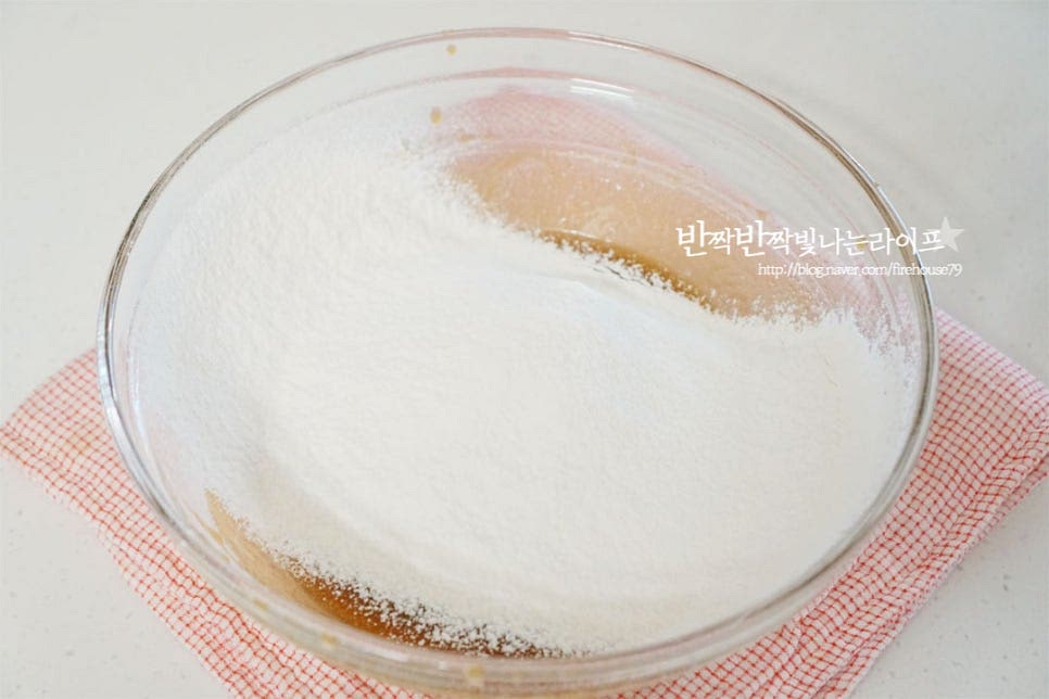 박력분 100g, 강력분 20g 베이킹파우더 2g을 곱게 체에 내려줍니다. 주걱을 세워가며 가볍게 섞어줍니다. 절반 이상만 섞어주세요.