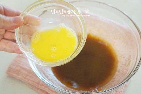 실온 상태의 계란 25g, 바닐라익스트랙 1g을 넣고 섞어줍니다. 달걀은 미리 실온에 꺼내어 냉기를 뺀 뒤 흰자와 노른자를 섞은 뒤 1/2분량을 계량하여 준비했어요. 어우러질 수 있도록 섞어줍니다.