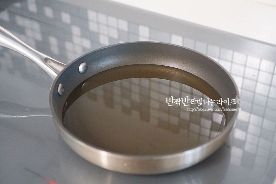 프라이팬에 식용유 넉넉히 둘러줍니다. 재료가 반 이상 잠길 정도로 넉넉하게 부어주셔야 튀기듯이 고소하게 익힐 수 있어요. 달군 식용유에 똥집을 넣어 익혀요. 고소한 풍미와 익어가는 소리가 장난 아니에요. 겉면이 색이 변하면서 익어요. 이렇게 튀기듯이 구워주면 고소한 풍미도 좋고 누린내도 잡아주는 것 같아요. 색이 변하면 마늘을 넣어줍니다. 마늘을 넣고 노릇노릇 익혀주어요. 노릇한 색감이 나고 풍미가 고소하게 올라오면 체에 밭쳐 기름을 털어줍니다.