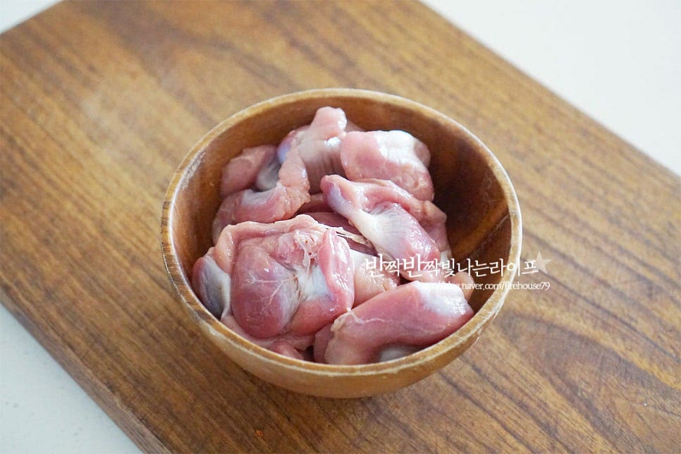 먼저 닭똥집 손질 먼저 해줍니다. 신선한 닭 부위를 준비해 주시는 게 누린내 없이 맛있게 드실 수 있어요. 쫄깃한 식감과 독특한 향미가 있는 부위로 담백한 맛을 살리고 감칠맛을 더해 깔끔하게 볶아줄 것이에요. 바락바락 문질러 꼼꼼하게 씻어줍니다. 깨끗하게 씻어주셔야 누린내와 이물질 없이 맛있게 닭똥집요리 하여 드실 수 있어요. 사이사이 바락바락 씻어 주어요. 기름에 튀겨 익혀줄 것이라 물기를 완전히 제거해 줍니다. 모양을 보면 세 부분으로 동글하게 튀어나온 모양인데요. 식감을 살려 썰어주는 것 또한 포인트에요. 백종원 요리비책에 나오는 것처럼 식감을 살리기 위해 세로로 길게 썰어주었어요. 기호에 따라서 동그란 모양을 살려 한입에 먹기 좋게 잘라주셔도 좋아요. 길게 썰어주면 집어먹기도 좋고 오독오독 식감이 더 살아있어요.