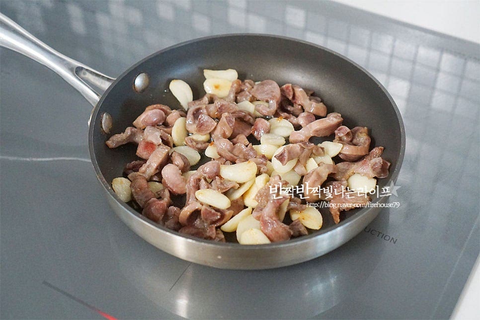 팬을 정돈하여 준 뒤 익혀둔 재료를 다시 올려줍니다. 타지 않도록 불은 중약 불로 낮추어 줍니다. 이제 간을 맞추어주어 볶아주시면 되는데요. 맛소금, 후추 약간 넣고 간을 맞추어 줍니다. 일반 소금이 아닌 감칠맛 나는 맛소금으로 간을 해주어 담백하면서도 은은한 짭조름함이 어우러져요. 고추와 참기름을 넣고 마무리해요. 생각보다 똥집이 간이 잘되지 않아 소금 간은 중간에 확인하여 넉넉하게 곁들여 주셔도 좋아요. 고소한 풍미로 마무리해 주니 맛과 향이 좋아요~ 쫄깃쫄깃한 맛에 한입 고소한 맛에 한입 자꾸만 손이가요~ 영상도 같이 담았어요. 특히 구운 마늘이 정말 맛이 좋으니 기호에 따라 듬뿍 곁들여주면 더 맛이 좋아요. 재료가 어우러지는 담백고소함에 소주 한잔 절로 생각난답니다. 닭똥집볶음 만드는 법 맛있게 만들어 드세요^^ 끄읕 !