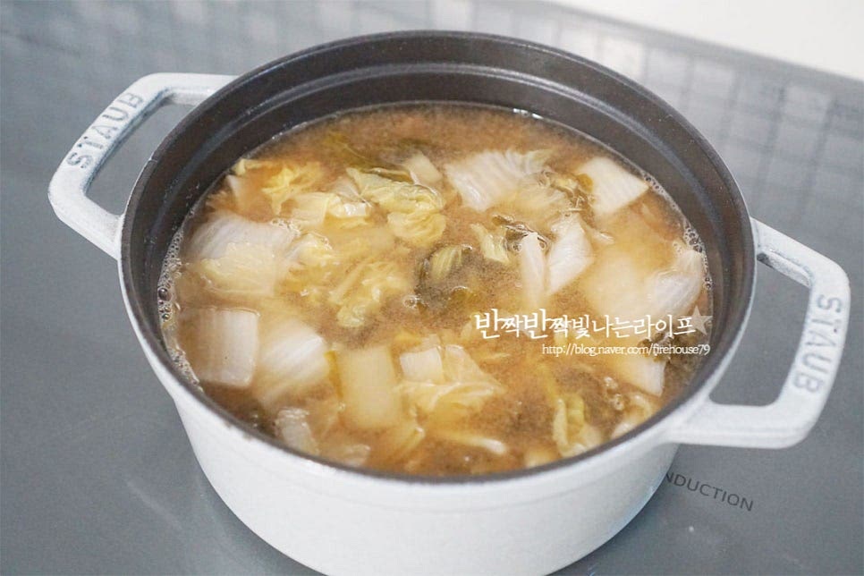 센 불에서 끓어오르면 불을 낮추어 재료가 부드럽게 어우러지도록 한소끔 끓여줍니다. 끓어오르면 참치액 1/2 큰 술을 넣고 간해줍니다. 짠맛에 따라 참치액을 조절해 주세요. 된장과 함께 액젓을 넣으면 구수한 감칠맛이 풍부해집니다. 맛있게 끓여지면 대파와 고추를 넣고 마무리해요.