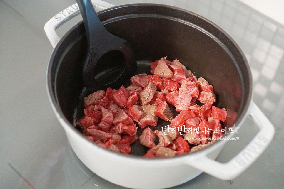 소고기의 고소한 풍미를 위해 냄비에 참기름 1/2 큰 술을 두르고 먼저 볶아줍니다.