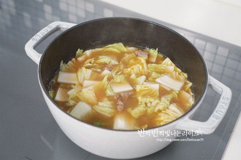 썰어둔 알배추를 넣어줍니다. 배추를 넣고 다시 끓어오르면 다진 마늘 1 큰 술을 넣고 향을 더해줍니다. 재료가 부드럽게 익을 수 있게 10분 이상 한소끔 끓여줍니다. 부드럽게 풀어지면 고춧가루 1/2 큰 술 넣어요. 매운맛에 따라 넣어줍니다. 고춧가루가 어우러지고 재료가 모두 익으면 대파와 홍고추를 넣고 마무리해요. 된장국은 구수한 깊은 맛이 진국인데요. 달큰한 알배기배추를 넣은 배추국은 시원하면서 은은한 단맛이 스며들고 소고기를 첨가하여 고소한 맛까지 풍성하답니다. 영상도 같이 담았어요. 추운날 뜨끈한 국물로 속을 든든히 채워주는 맛으로 쇠고기는 충분히 볶아주고, 된장을 곱게 풀어준 뒤 배추를 보드랍게 익혀주면 간단하고 푸짐하게 완성된답니다. 소고기 배추된장국 끓이는법 깊고 구수하게 요리해드세요^^ 끄읕 !