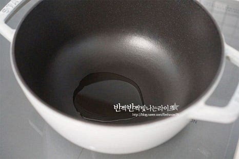 냄비에 참기름 1 큰 술을 두르고 소고기를 먼저 볶아줍니다. 겉면을 가볍게 볶다가 참치액 1 큰 술을 넣어줍니다. 쇠고기에 간이 스며들면서 충분히 달달 볶아 익혀주어 본연의 고소한 감칠맛을 살려줍니다. 멸치 다시마 육수를 부어줍니다. 육수 대신 쌀뜨물도 좋아요. 배추된장국의 구수한 맛을 위해 육수를 넣어주면 끓일수록 맛이 깊어져요. 간편하게 다시 팩이나 코인 육수 활용해 주면 됩니다.