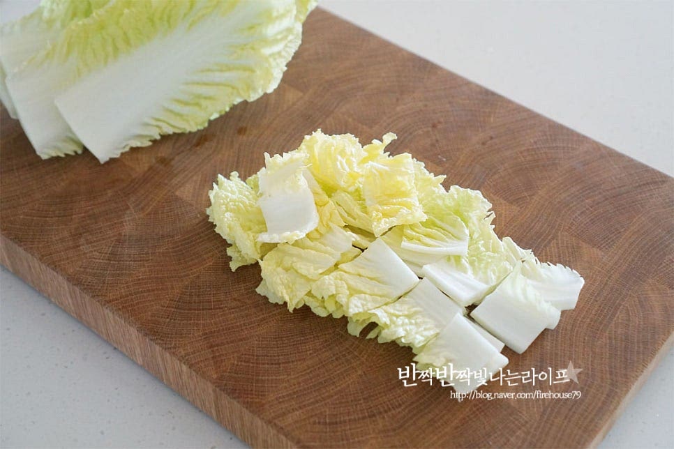 배추는 질긴 겉잎은 떼어내고, 부드러운 속대를 준비해 줍니다. 먹을수록 단맛이 풍부하여 쌈을 싸먹거나 국, 전골 요리 레시피와도 잘 어울린답니다. 한 장 한 장 흐르는 물에 씻어 물기를 털어준 뒤 한입에 먹기 좋은 크기로 잘라줍니다. 반으로 길게 잘라 큼직하게 썰었어요. 소고기는 국거리용으로 양지나 사태, 앞다리살 등 준비해 주세요. 핏물을 꼼꼼하게 제거해 줍니다. 시원한 맛을 더해주는 대파와 매콤한 고추는 송송 썰어줍니다. 칼칼한 매운맛을 내고 싶다면 청양고추를 넣어도 좋으며 아이가 먹을 된장국은 고추를 빼주세요. 소고기배추된장국 끓이는법