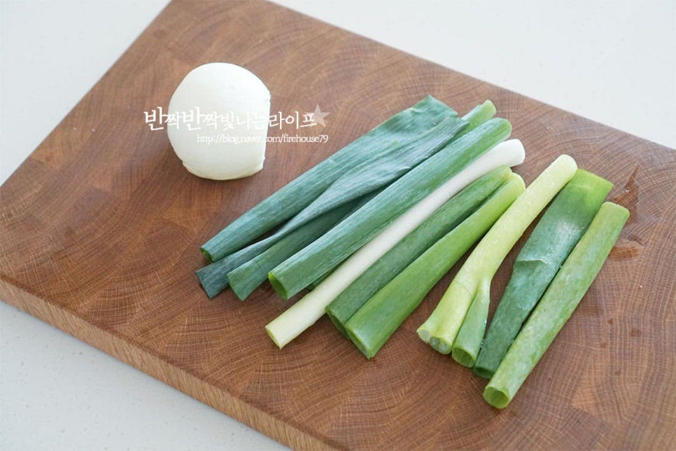 향신채와 야채를 넣고 고기를 삶아 채수를 만들어 줄 것이에요. 삶는 과정에서 육수를 조림장에 활용하고 돼지고기 누린내를 잡아줍니다. 냄비에 물 600ml를 붓고 대파 1대, 양파 1/2개 통마늘 8알, 생강 마늘 1알 크기 통후추 12알, 월계수잎 1장을 넣어줍니다. 데친 고기도 함께 넣어줍니다. 냄비 크기나 화력에 따라 물의 양은 조절해 줍니다. 센 불에서 끓이다가 끓어오르면 중불로 낮추어 20분 삶아줍니다. 육질이 부드럽게 익으면서 채수가 진하게 우러나서 그 삶은 물을 조림장에 넣으면 달큰하게 감칠맛이 구수해요. 익은 돼지고기는 따로 덜어 담고 육수는 면포를 올린 체망에 한번 걸러 불순물을 제거하여 깔끔하게 제거해 줍니다.