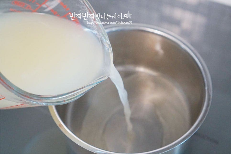 냄비에 고기 삶은 물 400ml를 부어줍니다. 진간장 4 큰 술, 황설탕 1 큰 술 맛술 2 큰 술, 다시마 2~3조각을 넣어줍니다. 간에 따라 짠맛과 단맛은 조절해 주세요. 조림장 양념을 넣고 끓여줍니다. 센 불에서 끓어오르면 중약 불로 줄인 뒤 10~15분 졸여줍니다. 7분 정도 끓인 뒤 다시마는 쓴맛이 나지 않게 건져내어 줍니다. 졸이면서 색이 진해지고 간이 스며들어요. 자작하게 졸아들면 조청 1~2 큰 술 넣어줍니다. 윤기가 나면서 색이 더 진해집니다. 마지막에 꽈리고추를 넣고 한소끔 끓여 완성합니다. 고추는 금방 익기 때문에 마지막에 향을 더해주세요. 마늘을 좋아한다면 편으로 썬 마늘을 함께 넣어도 좋습니다.