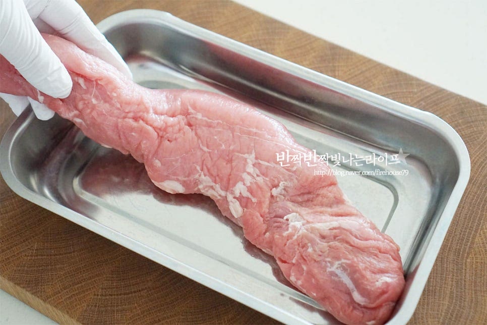 장조림 부위는 담백하고 부드러운 안심 준비헸어요. 흐르는 물에 가볍게 헹구어줍니다. 큰 덩어리라 4등분으로 잘라주었는데요. 익으면서 길이가 수축되기 때문에 조금 길게 썰어줍니다. 냄비에 물 1L 정도 부은 뒤 끓어오르면 생강술(청주) 1 큰 술과 고기를 넣고 2분 정도 데쳐줍니다. 물에 담가 핏물을 뺄 필요 없이 가볍게 데쳐서 불순물을 제거해 줍니다. 끓는 물에서 겉의 핏기가 없도록 데쳐야 육즙이 빠지지 않고 고소합니다.