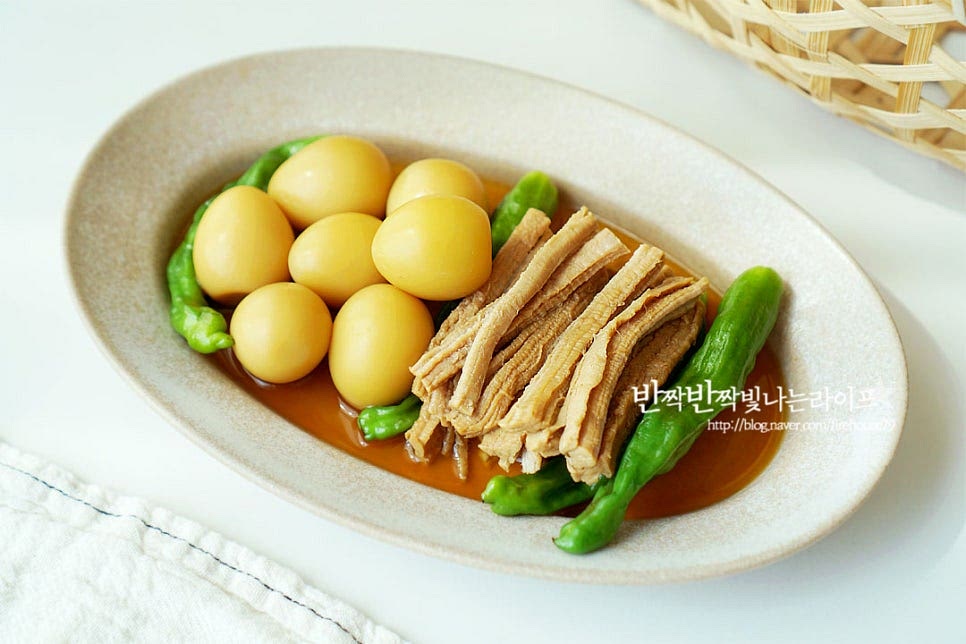 고기 잡내 없이 부드럽게 완성입니다. 조림장에 촉촉하게 담아놓으면 간이 더 맛있게 스며들어 진해집니다. 영상도 같이 담았어요. 돼지고기나 메추리알 이외에 삶은 달걀이나 곤약, 버섯을 넣어도 맛있는 레시피로 삶고 장조림 만드는 과정에서 손이 가지만 만들어두면 든든한 반찬이랍니다. 돼지고기 장조림 만들기 고소하고 맛있게 감칠맛 살려 요리해드세요. 끄읕 !