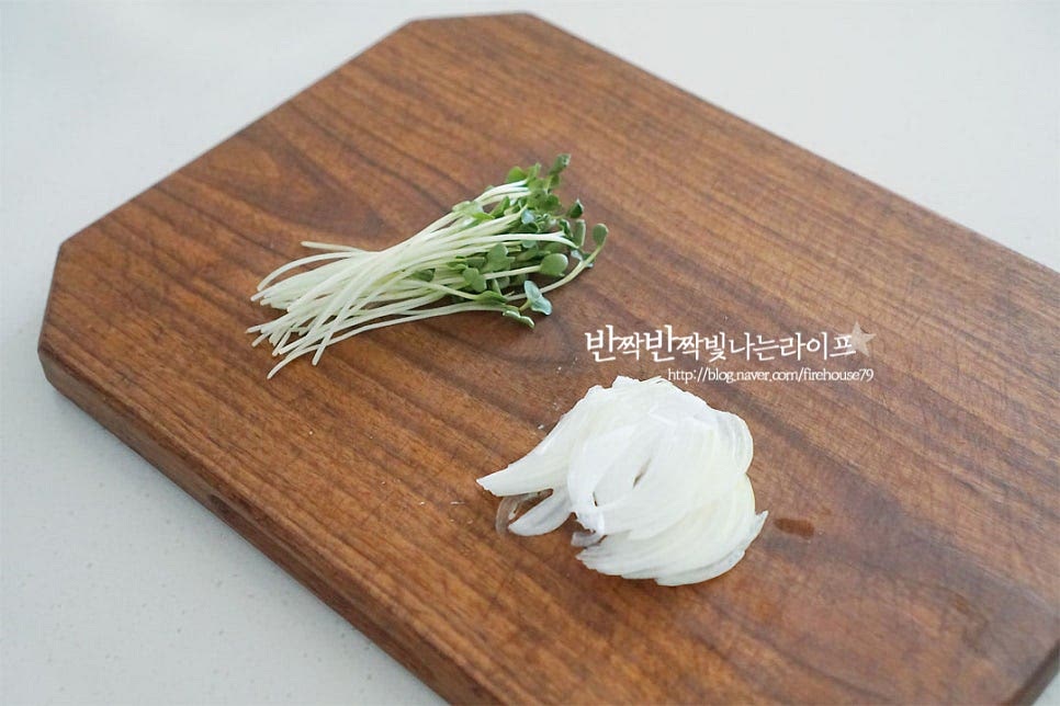 곁들일 양파는 얇게 슬라이스하고, 무순도 같이 준비해요. 찬물에 담갔다 먹으면 매운맛도 없어지고 아삭아삭 식감도 좋아요.