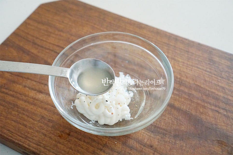 홀스래디쉬소스 만들기~ 마요네즈 3 큰 술, 레몬즙 1~1½ 큰 술 다진 양파 1 큰 술, 꿀 1/3 큰 술 소금, 후추 약간, 고추냉이 취향껏 넣어줍니다. 레몬즙이 들어가면 산뜻한 게 마요네즈와 잘 어우러진답니다. 재료를 섞어보고 부족한 간은 맞추어 줍니다.