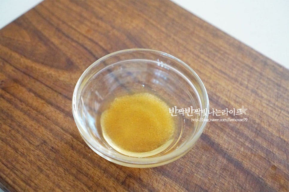 초밥 밥 만들기 위해 단촛물 부터 준비해 줍니다. 식초 2 큰 술, 황설탕 1 큰 술 소금 1/3 작은 술 넣어 잘 섞어줍니다. 기호에 따라 신맛을 더해주고 싶다면 식초 1 큰 술 정도 더 추가해 주셔도 좋습니다. 초밥용 밥을 지을 땐 다시마 조각을 넣으면 감칠맛이 더 좋은데요. 집에서 간단하게 만드실 땐 즉석밥 활용하시면 밥의 농도가 적당하여 만들기 더 편해요. 초밥밥에 한 번에 다 넣지 않고 조금씩 넣어가며 간을 맞추어 주시면 됩니다. 밥에 간이 스며들도록 버무려 간을 해준 뒤 잠시 둡니다. 나중에 보면 윤기가 나면서 새콤달콤 간이 스며들어 맛이 좋아요. 우리가 먹던 모양으로 모양을 내어줍니다. 우리 집은 생선은 두껍게, 밥은 적게 먹는 스타일로 만드는데 기호에 따라 크기를 맞추면 먹기도 좋고 취향껏 즐길 수 있어요~