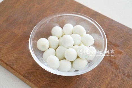 메추리알은 껍질을 벗긴 것이라 흐르는 물에 헹구어 준비하고, 꽈리고추는 꼭지를 제거해 줍니다. 매콤 칼칼한 청양고추를 넣어도 간장 양념과 잘 어울려요. 아이가 먹을 것이라 생략했는데 어른용은 넣어주면 맛있어요. 한 김 식힌 뒤 결대로 큼직하게 찢어줍니다. 잘게 찢으면 간이 더 진하게 스며들고 너무 짜지 않게 먹고 싶다면 큰 덩어리로 나누어 조린 뒤 먹을 때 잘게 찢어주셔도 좋아요.