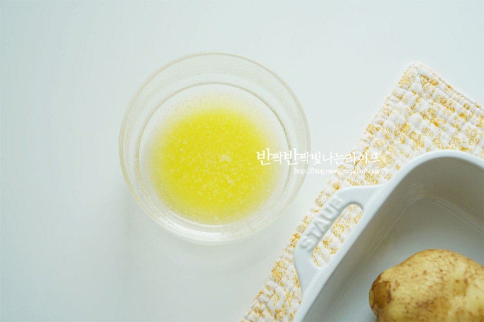 버터는 가염으로 준비해 주었는데요. 무염버터라면 소금을 조금 넣어주면 짭조름한 게 더 맛있어요. 고체인 버터는 전자레인지에 30초 정도 돌려주면 녹아서 칼집 넣은 사이사이로 바르기 편해요. 기호에 따라 버터에 꿀이나 연유를 넣어주면 허니버터 스타일로 드실 수 있어요. 전분을 뺀 뒤 전자레인지에 3분 정도 돌려준 뒤 버터를 사이사이 발라주어요. 감자 크기가 작은 것은 바로 버터를 발라 구워도 속까지 잘 익지만 중간 사이즈 이상은 전자레인지로 한번 익혀준 뒤 구워주면 속까지 포슬포슬 잘 익더라고요.