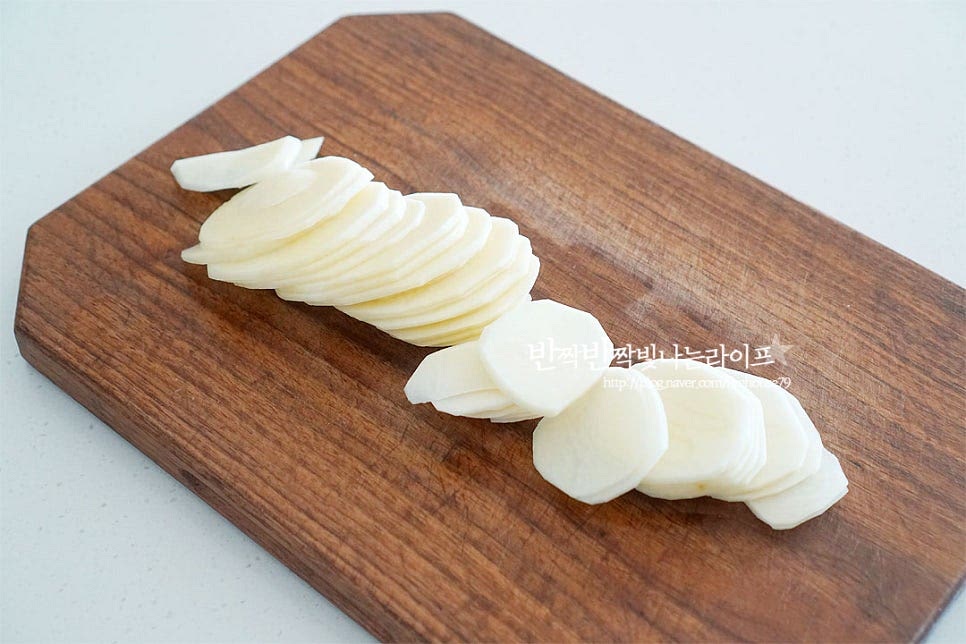 감자는 껍질을 벗겨준 뒤 얇게 슬라이스하여 줍니다. 크기에 따라 2~4등분 하여 주셔도 좋습니다. 얇게 썰어주시면 끓여서 익히기도 좋습니다. 대파와 양파는 얇게 썰어줍니다. 대파 흰 부분을 같이 넣어주면 달큼함이 더해져 담백한 수프에 잘 어울립니다. 양파는 반달 모양으로 채를 썰어주시면 단맛이 더 풍부해집니다.