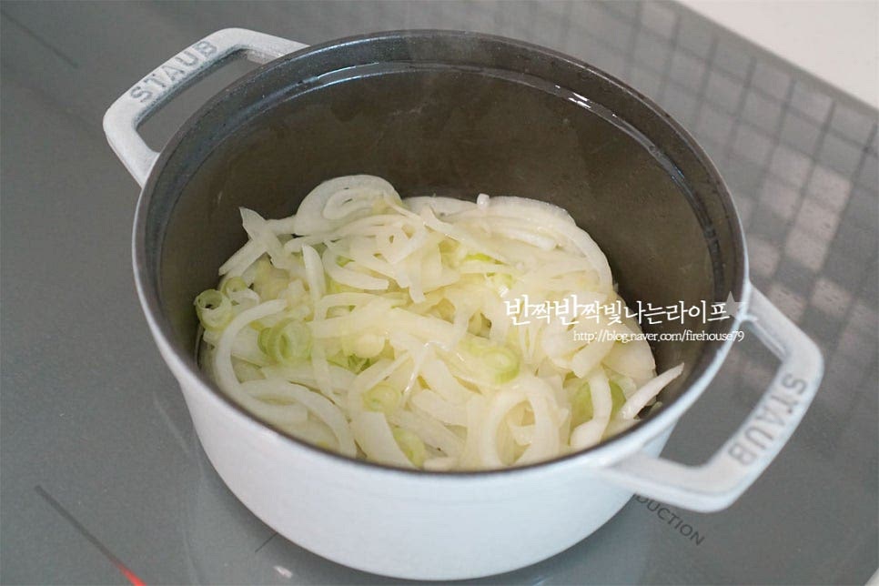 달군 냄비에 버터 25g, 양파와 대파를 넣고 볶아줍니다. 중약 불로 타지 않게 10~15분 정도 볶아주면 갈색빛이 돌면서 고소하면서도 달콤한 향이 더 깊어집니다. 슬라이스 한 감자를 넣고 같이 볶아줍니다. 가볍게 2분 정도 볶은 뒤 물 350ml를 부어줍니다. 물의 양은 냄비나 화력에 따라 가감하여 조절해 주세요. 치킨스톡 1/2 큰 술 넣어줍니다. 닭 육수로 끓이면 더 깊은 맛을 낼 수 있는데요. 간편하게 치킨스톡을 활용하여 그 맛을 내어주었습니다. 치킨스톡 같은 경우 농축 정도에 따라 양을 가감하여 주시면 됩니다. 감자가 익을 수 있도록 중간중간 저어가며 끓여줍니다. 재료를 얇게 썰어주었기 때문에 생각보다 금방 익어요~