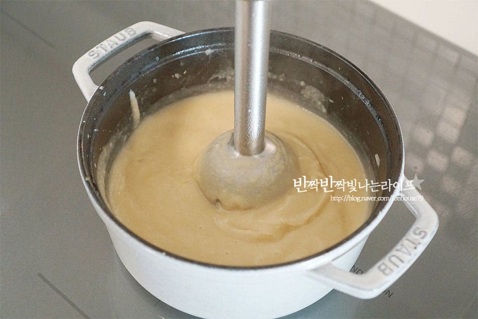 감자가 완전히 익으면 불을 끄고 블렌더로 곱게 갈아줍니다. 뜨거울 때 핸드블렌더를 사용하면 사방으로 튀어 오를 수 있어 조심하여 주세요. 생크림을 넣어가며 농도를 조절해 줍니다. 생크림 200ml를 부어주었는데요. 걸쭉한 정도에 따라 양을 조절하여 넣어가며 끓여주시면 됩니다. 생크림 대신 우유를 넣으시거나 우유와 생크림을 섞어 넣으셔도 좋아요. 가볍게 섞어준 뒤 파르메산 치즈 간 것 10g을 넣어줍니다. 하드 치즈를 갈아 넣어주었는데요. 체다 슬라이스 치즈를 넣어주셔도 좋습니다. 치즈가 녹아 풍미가 깊어지면 부족한 간은 소금, 후추로 해줍니다. 걸쭉한 농도로 끓여지면 마무리하여 줍니다. 스프볼에 담아 치즈가루를 곁들여 주었습니다. 베이컨 칩이나 크루통 등을 같이 곁들여도 정말 잘 어울린답니다. 특히 빵 종류가 잘 어울리니 같이 드셔보세요^^ 영상도 같이 담았어요. 따뜻함이 담긴 감자요리 한 그릇 먹고 나면 속까지 든든해져요. 재료 본연의 담백함에 고소하고 달큰한 맛이 어우러져 부담 없이 먹기에 좋답니다. 감자스프 만들기 맛있게 만들어 드세요^^ 끄읕 !