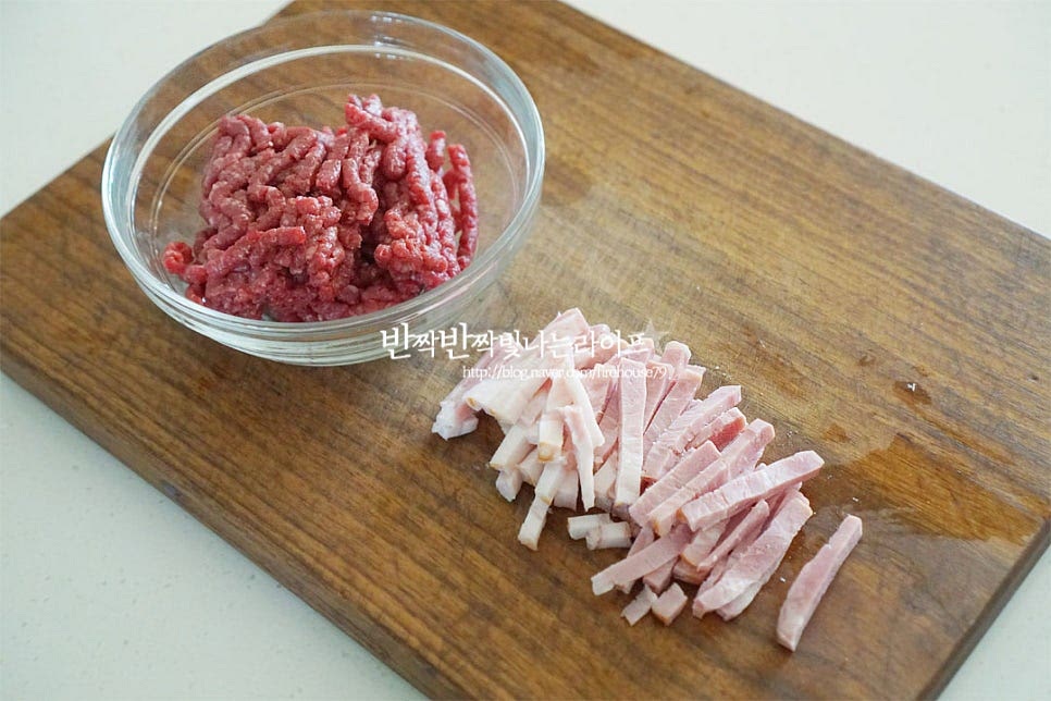 소고기는 다진 것을 준비하고, 베이컨은 잘게 채를 썰어줍니다. 소고기만 넣으셔도 좋고, 돼지고기 같이 섞어서 만드셔도 됩니다. 셀러리는 질긴 껍질 부분을 다듬어 잘게 썰어주고, 당근과 양파도 잘게 다져 썰어줍니다.