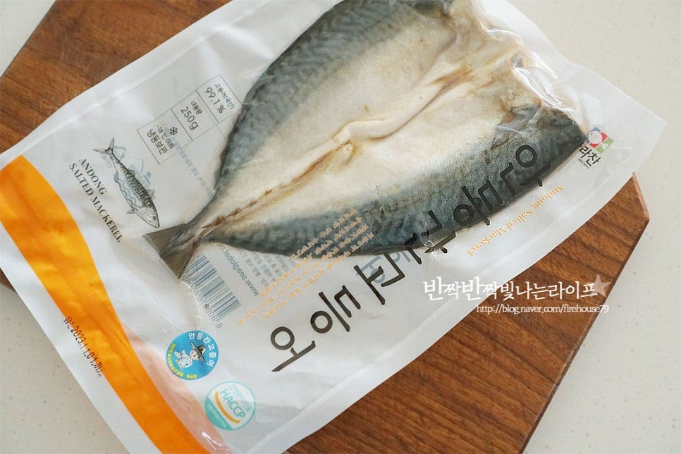 간이 되지않은 것은 구이하기 전 천일염 약간 뿌려주세요. 하나, 안동 간고등어를 준비했어요. 소금으로 염장 처리한 자반고등어라 따로 간을 할 필요 없이 맛있게 구워주기만 하면 되어요. 비린내를 잡아주고 짠맛을 빼주기 위해 쌀뜨물을 잠김 정도로 부어 10분 정도 두었어요. 생선은 약간 간간하게 구워야 비린내 없이 더 맛있게 드실 수 있는데요. 기호에 따라 쌀뜨물에 담가 소금기를 약간 빼주면 아이랑 딱 먹기 좋더라고요~ 가볍게 헹군 뒤 키친타월로 물기를 제거해 줍니다. 먹기 좋도록 지느러미 부분은 가위로 잘라 제거해 주었어요. 고르게 익히면서 모양도 보기 좋도록 대각선으로 칼집을 넣어줍니다. 칼집을 넣는 과정은 생략 가능해요. 둘, 에프 바스켓에 담아줍니다. 고등어굽는법은 프라이팬에 구워도 좋지만 에어프라이어 고등어구이는 조금 더 담백하면서 노릇노릇 맛있게 즐길 수 있어요. 겉면에 가볍게 식용유를 약간 발라줍니다. 기름기가 많은 생선이라 식용유는 생략 가능한데 약간만 발라주어도 껍질 부분이 바삭바삭 맛나요. 소금 간이 되지 않은 생선이라면 천일염 약간 뿌려주시면 됩니다. 에프에 구워줍니다. 에어프라이어 200도 10분 뒤집은 뒤 200도 10분 총 20분 구워줍니다. 기기의 사양에 따라 시간은 조절하여 주세요. 앞뒤로 10분씩 구워주면 딱 먹기 좋게 노릇노릇해요~ 껍질 부분 보기만 해도 노릇한 게 정말 맛이 좋아 보이죠~ 기름이 많은 생선이라 구워서 먹음 고소한 맛이 맛나요. 영상도 같이 담았어요. 노릇노릇 구워진 살점 발라 먹음 바다향 가득 짭조름한 게 누구나 좋아할 맛이에요~ 간이 적당하게 스며들어 밥이랑 먹음 다른 반찬 없이도 밥 한 공기 뚝딱이에요. 고등어구이 맛있게 구워서 든든한 집밥 챙겨드세요^^ 끄읕 !