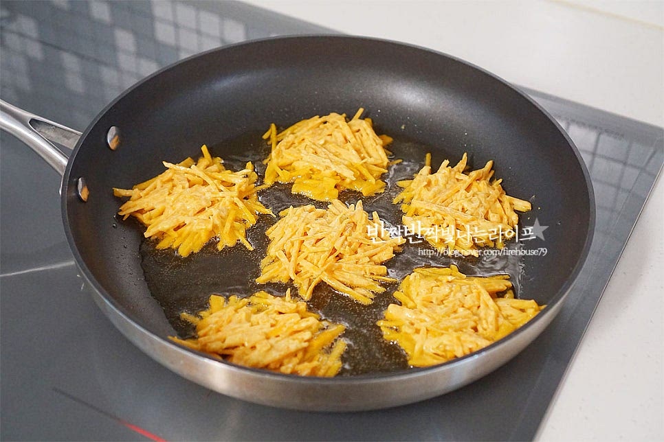 달군 팬에 식용유를 넉넉히 두르고 호박부침개 반죽을 숟가락으로 떠서 올려줍니다. 크게 동그란 모양 또는 저와 같이 작은 동그라미로 구워주시면 됩니다. 겉을 바삭바삭하게 굽기 위해 식용유를 넉넉히 둘러 앞뒤로 뒤집어 구워주었어요. 바삭바삭하게 구워서 가장자리 부분은 고소하고 안쪽은 달콤하게 어우러져요. 단호박전은 맛도 좋고 색감도 노랗게 정말 먹음직스럽죠~ 영상도 같이 담았어요. 한 입 먹어보면 달달함이 가득~ 특유의 향과 맛이 제대로 느껴진답니다. 다양하게 맛볼 수 있지만 구워서 먹는 부침개 만의 고소한 매력이 있어요. 호박전 만들기 달콤하고 맛있게 구워드세요^^ 끄읕 !