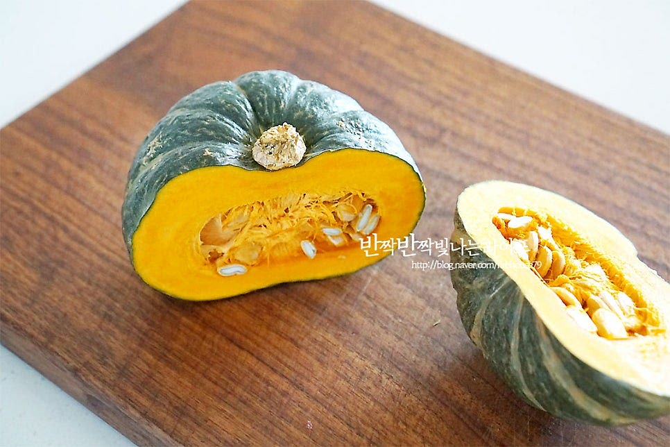 호박은 깨끗하게 씻은 뒤 먹기 좋게 잘라줄 것이에요. 씻어 물기를 제거하고 반으로 잘라줍니다. 가운데 씨와 속을 파내어 줍니다. 단단하여 손질하기 어렵다면 전자레인지 2분 정도 돌린 뒤 잘라주시면 칼질하기 수월해요. 껍질을 벗겨줍니다. 감자칼로 긁어주셔도 좋고, 칼로 깎아주셔도 좋아요. 노랗게 껍질을 벗기고 나면 얇게 슬라이스한 뒤 채를 썰어줍니다. 일정한 굵기로 채를 썰어줍니다. 채칼을 사용하셔도 좋아요~