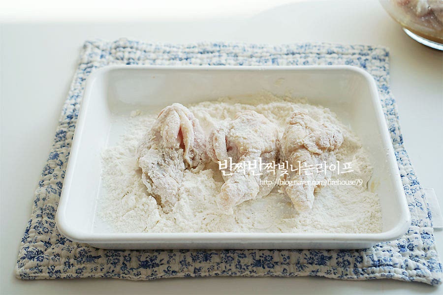 튀김옷을 입혀 구워줍니다. 그대로 바로 조리해도 되지만 튀김가루 옷을 한번 입혀준 뒤 에프에 넣어 구워주면 겉면이 바삭바삭한 치킨을 만들 수 있어요. *전분가루나 밀가루도 가능한데 튀김가루가 가장 겉면이 바삭했어요. 튀김가루를 골고루 묻혀 털어준 뒤 종이 포일을 깔고 올려줍니다. 에어프라이어 치킨 굽는 온도와 시간은 180도에서 20분입니다. (기기의 사양에 따라서 시간은 가감해 주세요.) 10분쯤 되어있을 때 중간에 한번 열어서 뒤집어주었어요. 그래야 겉면이 골고루 바~삭하게 익어요. 노릇노릇 구워지면 그릇에 소복이 담아줍니다. 한번 만들어 먹기 시작하면 배달보다 집에서 만들어 먹게 된답니다. 아이가 튀긴 걸 잘 먹지 않는데 이렇게 구워서 주면 엄청 잘 먹기도 하고요. 양념에 재워서 굽기까지 영상 레시피를 보시면 간단하고 쉽게 따라 만드실 수 있어요. 간장에 들어간 양파와 갈릭 분말이 닭에 스며들어 감칠맛이 좋아요. 튀김옷을 입히고 기름을 따로 두르지 않아도 구워지면서 껍질 부분에서 나오는 기름으로 겉면이 바삭하고 노릇하게 익는답니다. 닭봉은 하나씩 손에 쥐고 먹기에도 좋고, 간식, 반찬, 안주까지 두루두루 만들어 먹기 좋은 메뉴인 것 같아요. 에어프라이어 치킨 요리도 만든 닭봉구이는 우리 집 베스트 중 하나에요. 누린내를 잡고 육질을 부드럽게 해주기 위해 우유에 재워줍니다. 양파즙을 넣은 간장 소스에 재워둔 뒤 튀김가루 옷을 입혀 180도 20분만 구워주면 튀긴 것 못지않게 바삭바삭하고 담백하게 즐길 수 있어요. 간단한 레시피도 맛깔나게 만들어드세요. 끄읕 ! 에어프라이어요리로 만들면 맛있는 허니버터 고구마 레시피도 참고해 주세요.