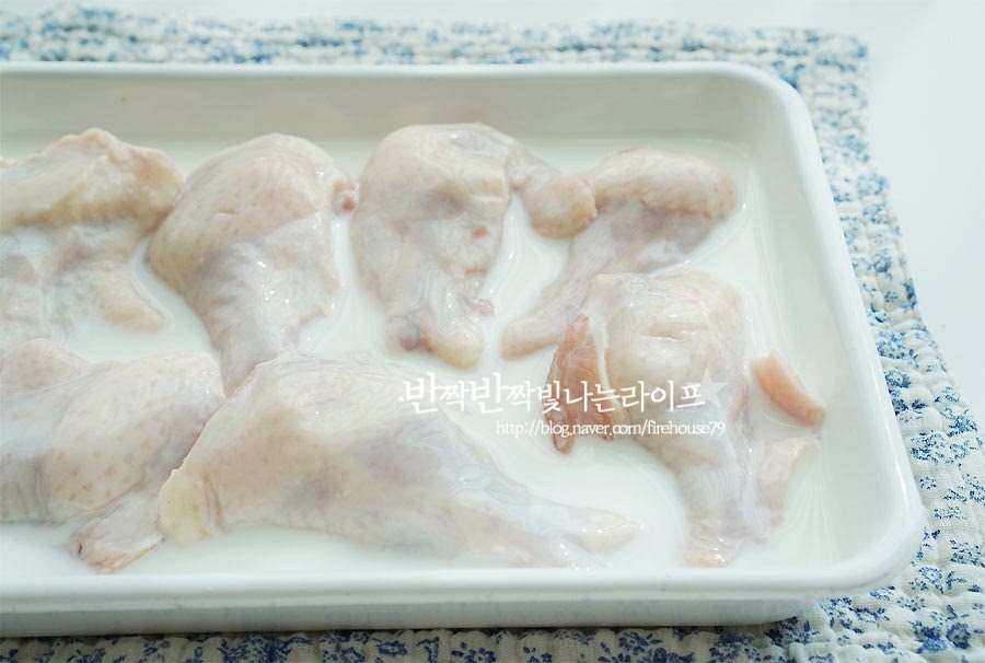 닭봉 밑간을 해줍니다. 흐르는 물에 가볍게 씻은 뒤 물기를 털어줍니다. 그릇에 치킨이 잠길 정도로 우유를 부어 15분 정도 담가둡니다. *우유는 특유의 누린내를 잡아주고, 육질을 부드럽게 해주어요. 우유에 재워두는 동안 밑간 양념을 만들어줍니다. 맛간장 1.5T, 맛술 1T 양파즙 1T, 생강술(청주) 1T 설탕 0.5 T, 후추 약간 갈릭솔트 약간을 넣어 설탕이 녹을 수 있게 저어줍니다. 맛간장을 넣어주면 감칠맛이 더 좋은데요. 더불어 양파를 강판에 갈아 즙만 걸러내어 같이 넣으면 누린내도 잡아주고 향도 좋아요. 없다면 마늘가루가 들어간 갈릭 솔트를 더 넉넉하게 넣어주어도 됩니다. *에어프라이어 닭봉구이 소스에 건더기가 있는 다진 마늘이나 양파 간 것이 들어가면 조리하면서 겉이 타기 쉬워요. 한번 헹구어 준 뒤 물기를 체에 밭쳐 털어내어 주어요. 그리고 만들어둔 염지 소스에 1시간 이상 재워둡니다. 오래 재워두어야 간이 잘 스며들어서 보통은 전날 저녁에 만들어 두고 다음날에 굽던가, 아침에 만들어두고 저녁에 먹곤 해요.