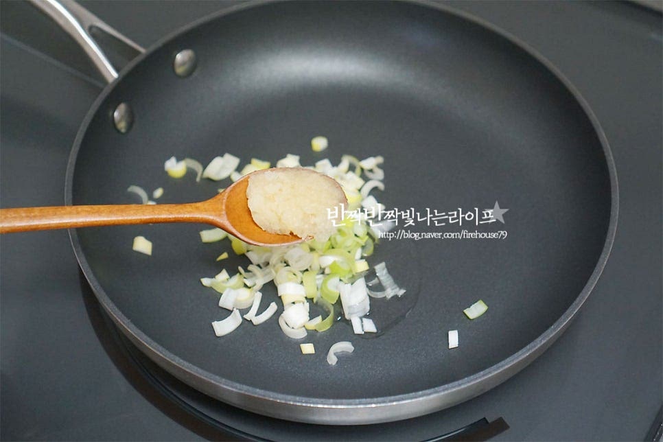 팬에 식용유 2 큰 술, 다진 대파 다진 마늘 1 큰 술을 넣고 향을 내어주며 볶아줍니다. 콩기름과 맛궁합이 좋아서 저는 콩기름을 둘러 요리해주었답니다^^ 대파와 마늘 풍미가 올라오면 먹기 좋게 잘라둔 버섯을 넣고 같이 볶아요. 재료와 어우러지도록 볶은 뒤 양념 재료를 넣어줍니다. 간장 2 큰 술, 굴소스 1 큰 술 듬뿍 황설탕 1 작은 술, 올리고당 약간 참기름 1 큰 술을 넣어줍니다. 간을 보고 단맛은 가감하여 줍니다. 재료가 잘 어우러지면 홍고추도 넣고 같이 볶아 주어요. 오래 볶을 필요 없이 금방 익어요. 곁들이는 재료들과 어우러지면 된답니다. 간을 보고 부족하다면 소금 약간 넣어주고 재료가 맛있게 어우러지면 완성입니다. 그릇에 푸짐하게 담아주면 근사한 한 접시 완성입니다. 보통 곁들이는 재료로 많이 활용되지만 특유의 식감이 매력적이라 이렇게 볶아서 먹어도 정말 맛있어요. 기호에 따라서 채 썬 돼지고기 곁들여주면 더 푸짐하게 드실 수 있고요. 영상을 같이 보시면 만드시는 데 도움이 되실 거예요. 쫄깃하면서도 야들한 맛에 젓가락이 움직이게 만든답니다. 굴소스로 볶아 감칠맛도 더해지고요. 또 다르게 즐기는 생목이버섯 요리 목이버섯볶음 만드는 법으로 식감을 살려 만들어 드셔보세요. 매력을 맛보실 수 있답니다. 맛있게 만들어 드세요^^ 끄읕 !