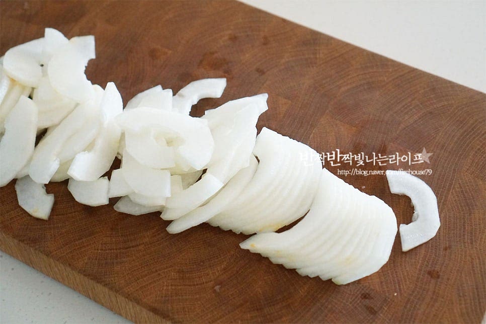 먹기 좋게 편으로 썰어줍니다. 절인 뒤 요리할 것이라 적당하게 식감이 느껴지도록 두껍지 않고 얄팍하게 썰어주세요.