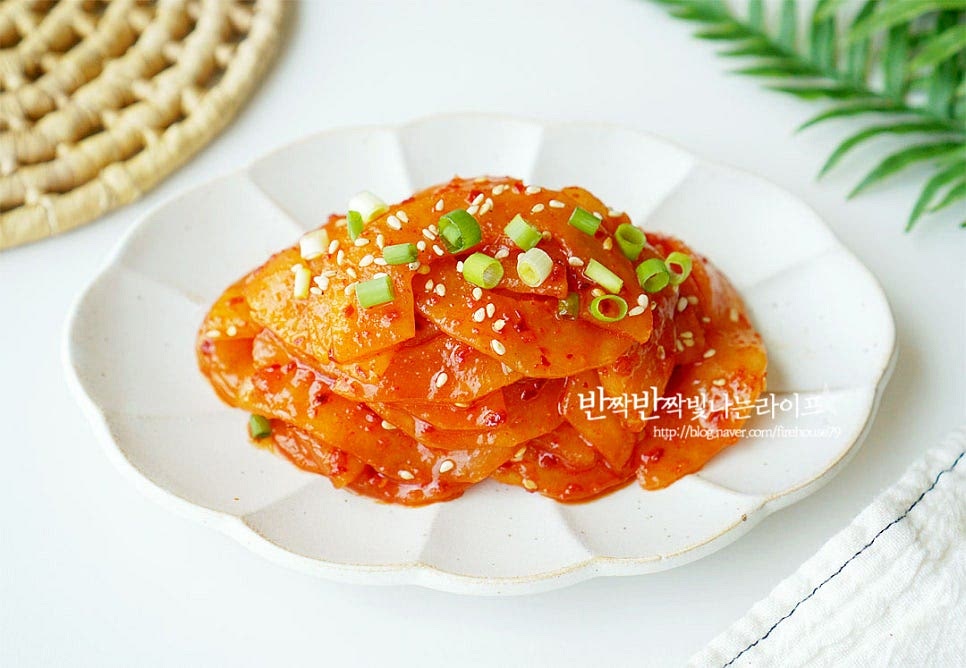 완성된 노각무침은 접시에 푸짐하게 담아줍니다. 수분이 많은 노각을 쓴맛없이 무침 반찬 만들면 한여름 더운 날 아삭하고 시원하게 입맛 돋우는데요. 불을 사용하지 않는 요리라 간단하게 만들기도 좋아요. 영상도 같이 담았어요. 절여서 수분을 짠 뒤 만들었지만 물이 생기고 식감이 물러지기 전에 먹는 게 맛있어요. 밥반찬으로 먹어도 맛있지만 비빔밥 재료로 넣고 비벼 먹어도 매콤 아삭하게 잘 어울립니다. 노각이 제철일 때 하나 사서 무침 만들면 든든하고 푸짐하게 맛볼 수 있어요. 레시피를 참고하여 노각으로 맛있게 만들어드세요. 끄읕 !