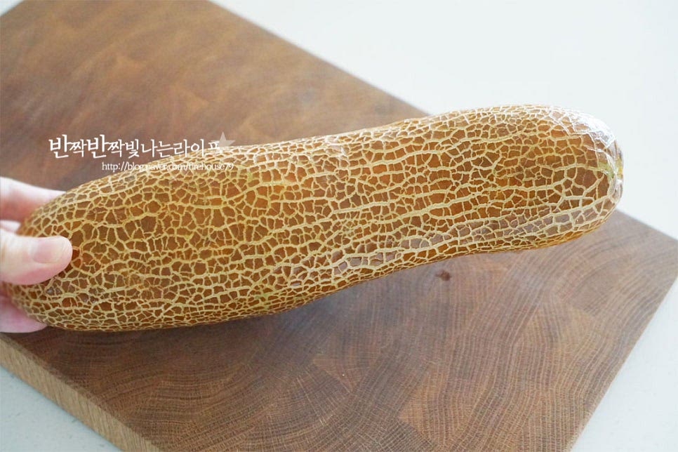 늙은오이라고 하는 노각은 들어보았을 때 무겁고 꼭지가 마르지 않은 것이 좋습니다. 수분이 많고 아삭아삭 은은한 맛이 있어 여름철 반찬으로 만들어 먹음 별미에요. 흐르는 물에 가볍게 씻은 뒤 감자칼로 껍질을 벗겨줍니다. 껍질이 질기고 두꺼운 편이라 긁어서 제거해 줍니다. 양 끝 부분은 잘라내고 길게 반으로 갈라줍니다. 숟가락으로 가운데 씨와 속을 긁어내어줍니다. 오이와 비슷해 보이지만 수확을 늦게 한 만큼 씨가 굵고 단단하며 쓴맛이 나기 때문에 제거한 뒤 요리하면 됩니다.