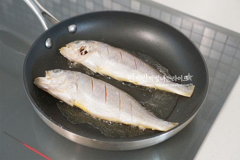 달군 팬에 식용유를 넉넉히 두르고 굴비 굽기 해요. 기름을 자작하게 둘러 구워주면 겉이 바삭바삭해서 더 고소해요. 기름이 튀지 않게 종이 포일을 덮어 앞뒤로 노릇노릇 구워줍니다. 너무 자주 뒤집으면 껍질이 벗겨질 수 있으니 모양을 살려가며 구워주시면 됩니다. 겉을 바삭바삭하게 구워주면 고소한 바다 감칠맛이 깊어요. 맛있게 구워진 생선 살 집어먹다 보면 밥도둑이 따로 없어요. 영상도 같이 담았어요. 건조한 생선이라 감칠맛이 더 깊고 짭조름한 게 정말 맛이 좋아요. 간을 따로 할 필요 없이 굽기만 하면 되니 간단하게 구워서 밥이랑 먹기도 딱 좋고요. 굴비구이 맛있게 드세요^^ 끄읕 !