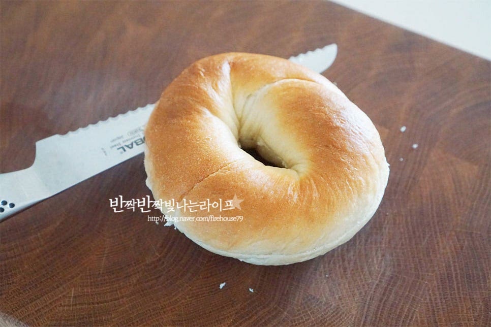 간단한 식사나 간식으로 먹기 좋아 베이글은 소분해두고 먹는 편인데요. 피자빵을 만들기 위해 담백 고소한 플레인 맛으로 준비했어요. 단면을 반으로 갈라줍니다.
