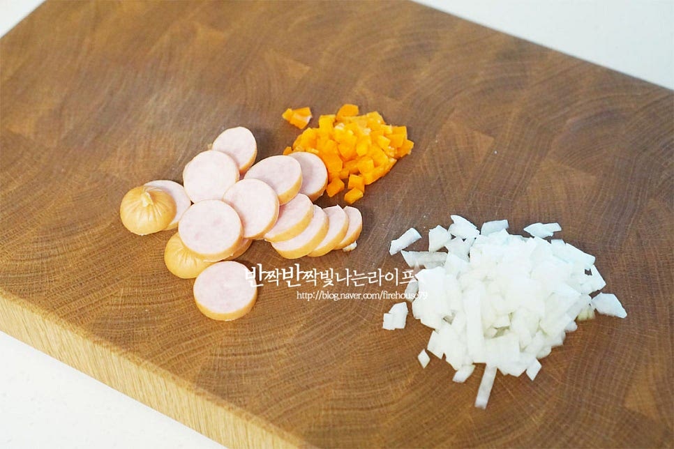 소시지나 베이컨, 페퍼로니 같은 햄 종류와 양파, 파프리카, 피망 등 채소가 들어가면 맛은 물론 풍성하게 맛볼 수 있어요. 비엔나소시지는 슬라이스하고 양파와 파프리카는 잘게 썰어줍니다. 넉넉한 볼에 잘게 썬 파프리카와 양파, 소시지와 콘 옥수수, 블랙 올리브를 넣고 마요네즈 1½ 큰 술을 넣고 버무려줍니다. 마요네즈에 버무려 만들면 빵집에서 먹는 소시지 피자빵 맛이 나서 고소하고 부드럽게 어우러집니다.